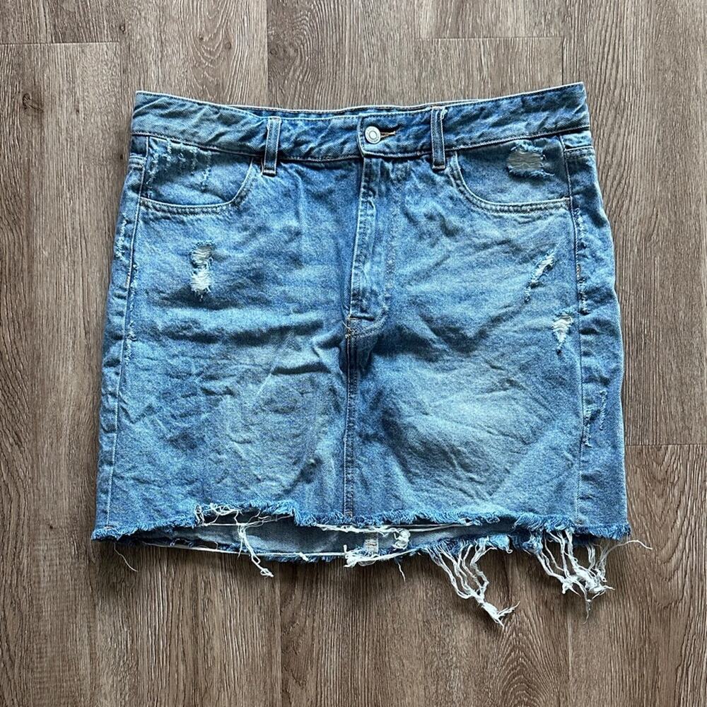H&M Medium Wash Raw Hem Denim Mini Skirt Size 12 Casual Chic